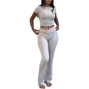 2-Piece Women’s Workout Outfit – Short Sleeve Crop Top & Low-Rise Flare Pants